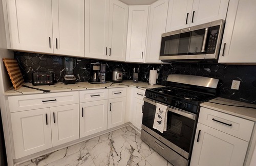 Rosewood House | Modern 3BR House near Downton Austin