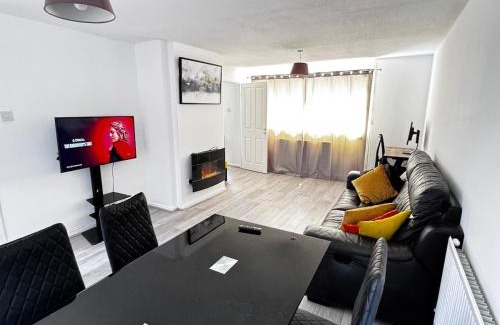 North End House | Modern 3BR House with Free Parking
