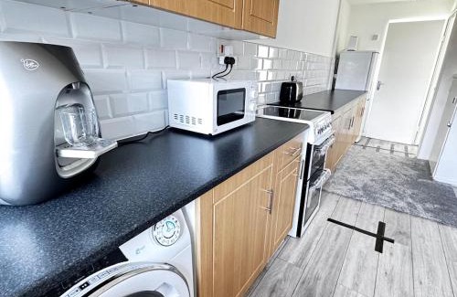 North End House | Modern 3BR House with Free Parking