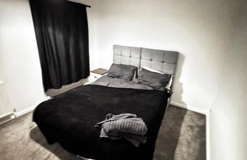 North End House | Modern 3BR House with Free Parking