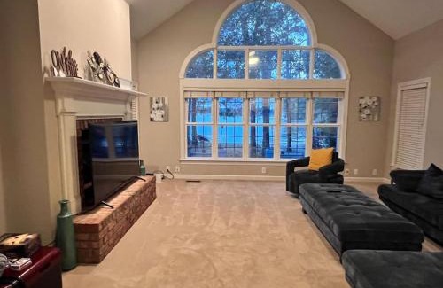 Olivia House | Modern 3br Lake front home