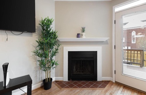 Downtown Baltimore House | Modern 3BR Retreat with BBQ & Smart TV