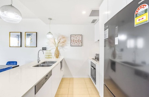 West End Apartment | Modern 3BR Riverside APT W/Parking near Shops&Park