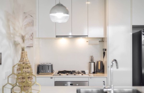 West End Apartment | Modern 3BR Riverside APT W/Parking near Shops&Park