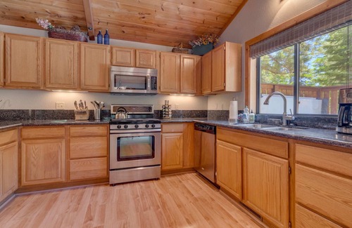 Talmont Cabin | Modern 3BR Tahoe Cabin w/Hot Tub