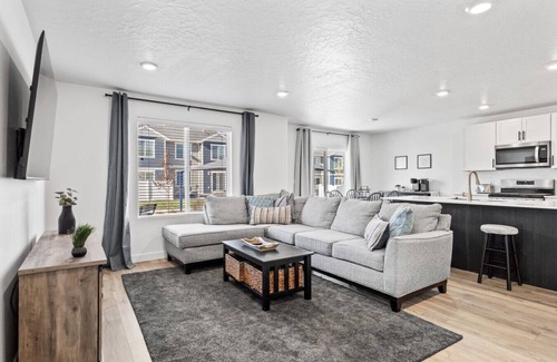Lehi House | Modern 3BR Townhome in Lehi UT
