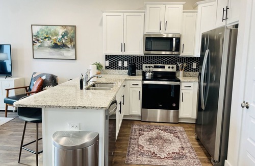 Pine Forest House | Modern 3BR Townhome w/Pool | Downtown & Beaches!
