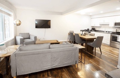 Fort Gary House | Modern 3BR Townhouse with Parking & Laundry