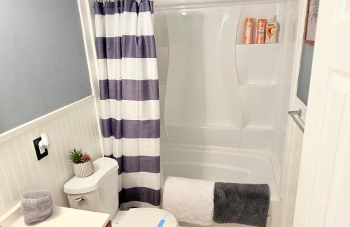 Westside House | Modern 3BR with Wi-Fi & Private Yard Near Downtown