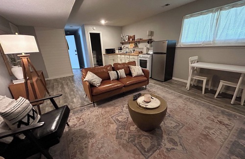 South Kansas City House | Modern 4-BDRM Home PLUS APT 30-Day-Stylish Decor