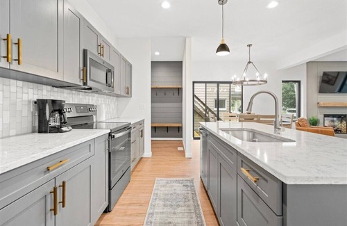 Cedar Falls House | Modern 4 Bed/3.5 Bath Farmhouse Steps to Downtown CF!