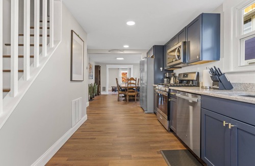West Haven Cottage | Modern 4 Bedroom Beach House: Ideal for Families & Long Stays