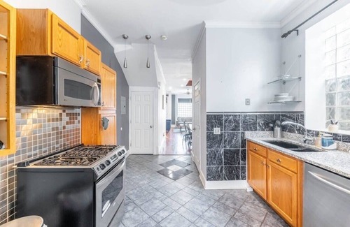 Bronzeville House | Modern 4 Bedroom Greystone | White Sox