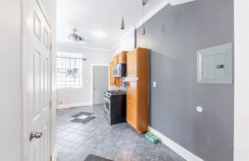 Bronzeville House | Modern 4 Bedroom Greystone | White Sox