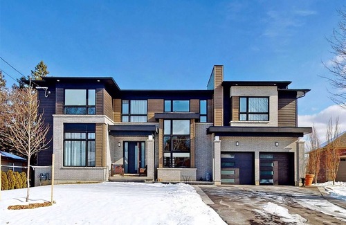 Brooklin House | Modern 4 Bedroom Home Great for Photoshoots and Small Events