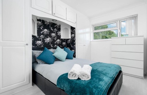 Oldbury House | Modern 4 bedroom home ideal for Contractors, Groups and families ,FREE parking for multiple vehicle's