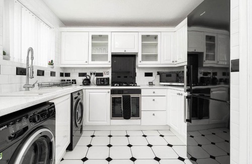 Oldbury House | Modern 4 bedroom home ideal for Contractors, Groups and families ,FREE parking for multiple vehicle's