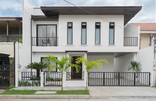 Tagum House | Modern 4 Bedroom House I Close to Malls I Swimming Pool I Maximum 12 Guests I by Bleuspace