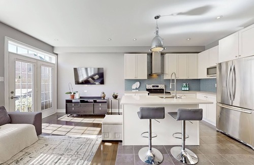 Vaughan House | Modern 4-Bedroom Townhouse – Near Wonderland, Vaughan Mills & Hospital