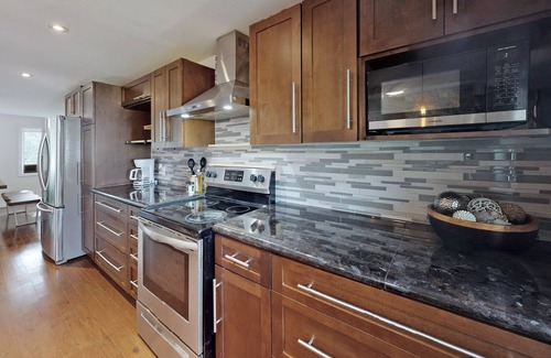 Keswick House | Modern 4 Bedroom Waterfront Retreat, By Lake Simcoe