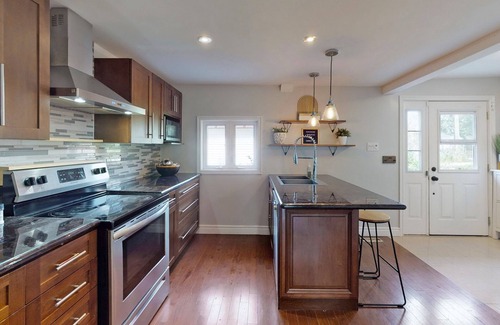 Keswick House | Modern 4 Bedroom Waterfront Retreat, By Lake Simcoe