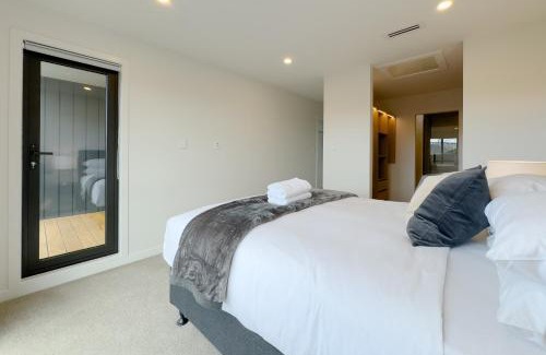 Epsom House | Modern 4 Bedrooms Townhouse in Epsom
