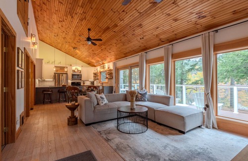 Mount Vernon House | Modern 4 BR Waterfront Lake House, beautiful Belgrade Lakes Area, Mt. Vernon, ME