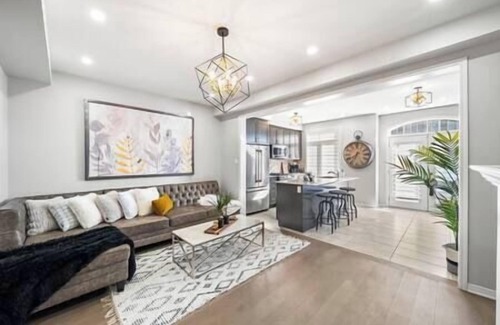 Hurontario House | Modern 4 Level home-Game room/Parking/Near Airport