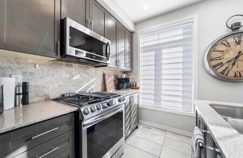 Hurontario House | Modern 4 Level home-Game room/Parking/Near Airport