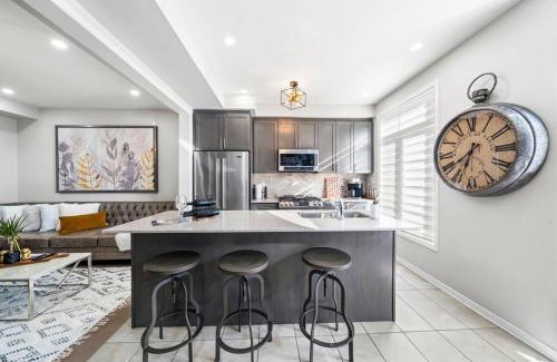 Hurontario House | Modern 4 Level home-Game room/Parking/Near Airport
