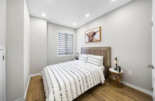 Hurontario House | Modern 4 Level home-Game room/Parking/Near Airport