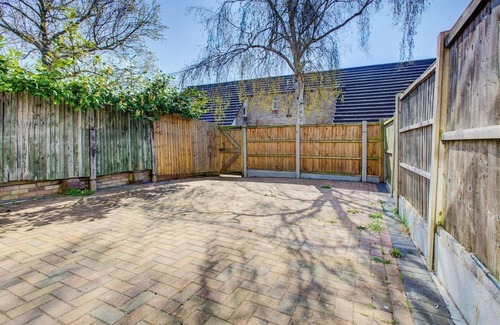 Basildon House | Modern 4BD Retreat: Bright and Stylish Comfort