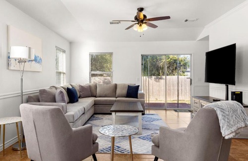 Wetmore House | Modern 4bd sleeps 8, min from 6 Flags Fiesta Texas