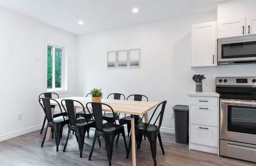 Barrie House | Modern 4BR Coach House | Near Beach & Downtown