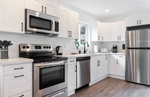 Barrie House | Modern 4BR Coach House | Near Beach & Downtown