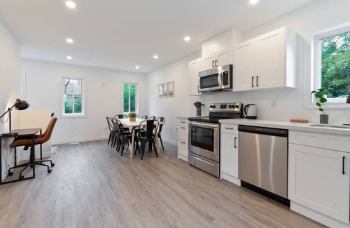 Barrie House | Modern 4BR Coach House | Near Beach & Downtown