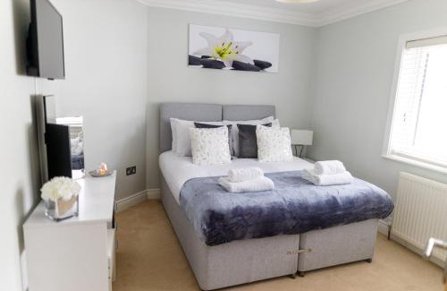 Fifield Apartment | Modern 4BR Cottage in Windsor, Near Marina and Thames
