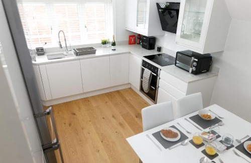 Fifield Apartment | Modern 4BR Cottage in Windsor, Near Marina and Thames
