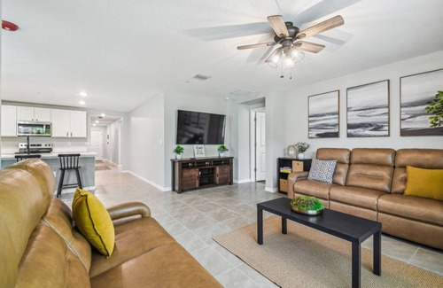 Forest Oaks House | Modern 4BR Home Entire House Free Coffee & WiFi