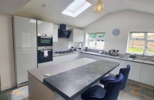 Bilston House | Modern 4BR House Near JLR Wolverhampton & Transport Links near JLR, WV1, M54/M6