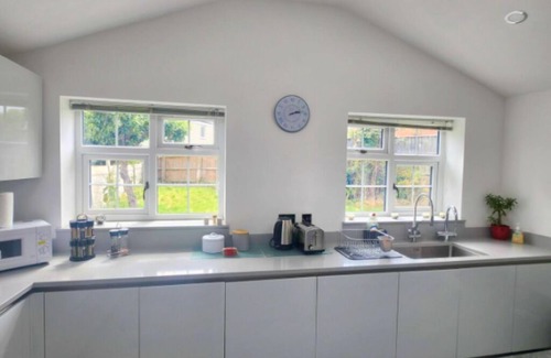Bilston House | Modern 4BR House Near JLR Wolverhampton & Transport Links near JLR, WV1, M54/M6
