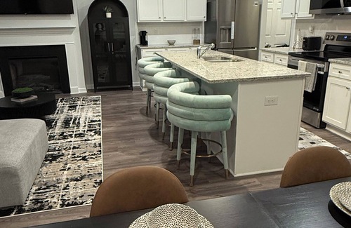 Union City House | Modern 4BR Retreat – 15 Min to ATL Airport, 25 Min to Downtown