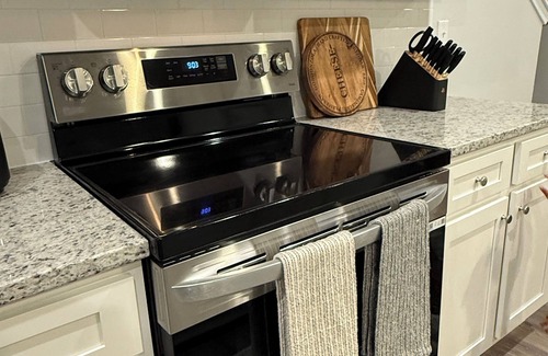 Union City House | Modern 4BR Retreat – 15 Min to ATL Airport, 25 Min to Downtown
