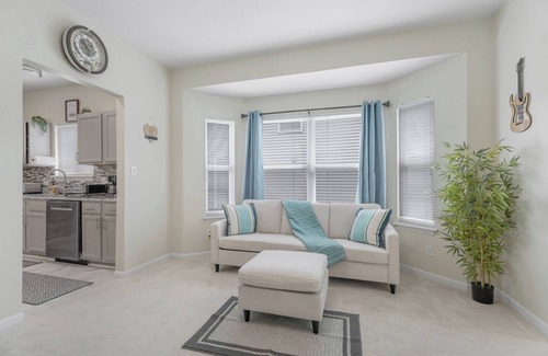 Central West End House | Modern 4BR Retreat Near Fox & Universities @ Prime CWE Location w/Free Parking!