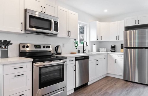 Barrie House | Modern 4BR Retreat | Walk to Beach & Georgian