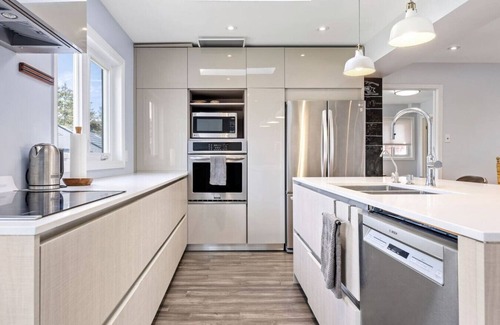Malton House | Modern 4BR w/Parking – 10 Min to YYZ Airport