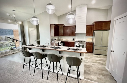 Klamath Falls House | ⭐️ Modern 4BR W/View - Crater Lake National Park - Running Y Resort ⛳️ House