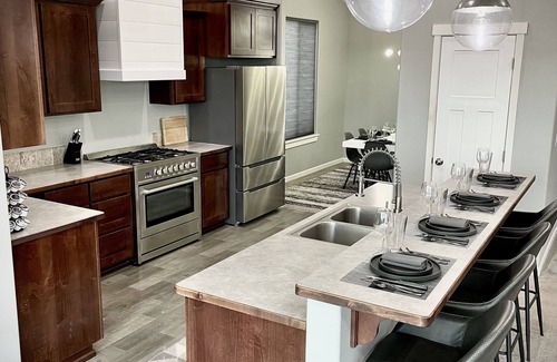 Klamath Falls House | ⭐️ Modern 4BR W/View - Crater Lake National Park - Running Y Resort ⛳️ House