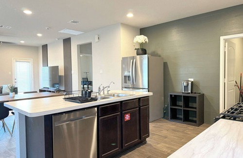 Conroe House | Modern 4br with up to 4 king beds · Game room with pool · Pets welcome!