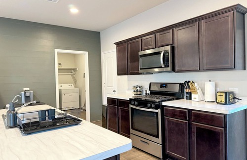 Conroe House | Modern 4br with up to 4 king beds · Game room with pool · Pets welcome!